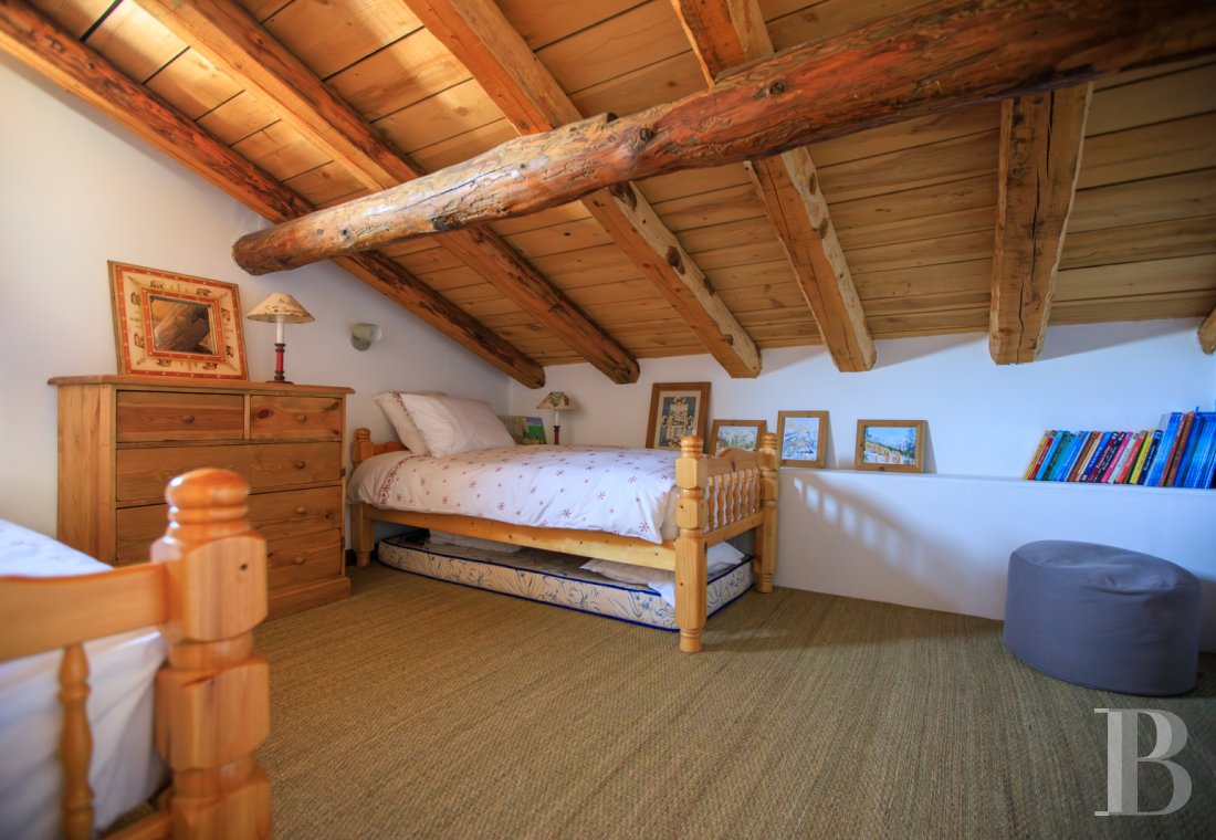 En Savoie, dans un hameau de la vallée de la Tarentaise, un grand chalet traditionnel rénové avec soin - photo  n°49